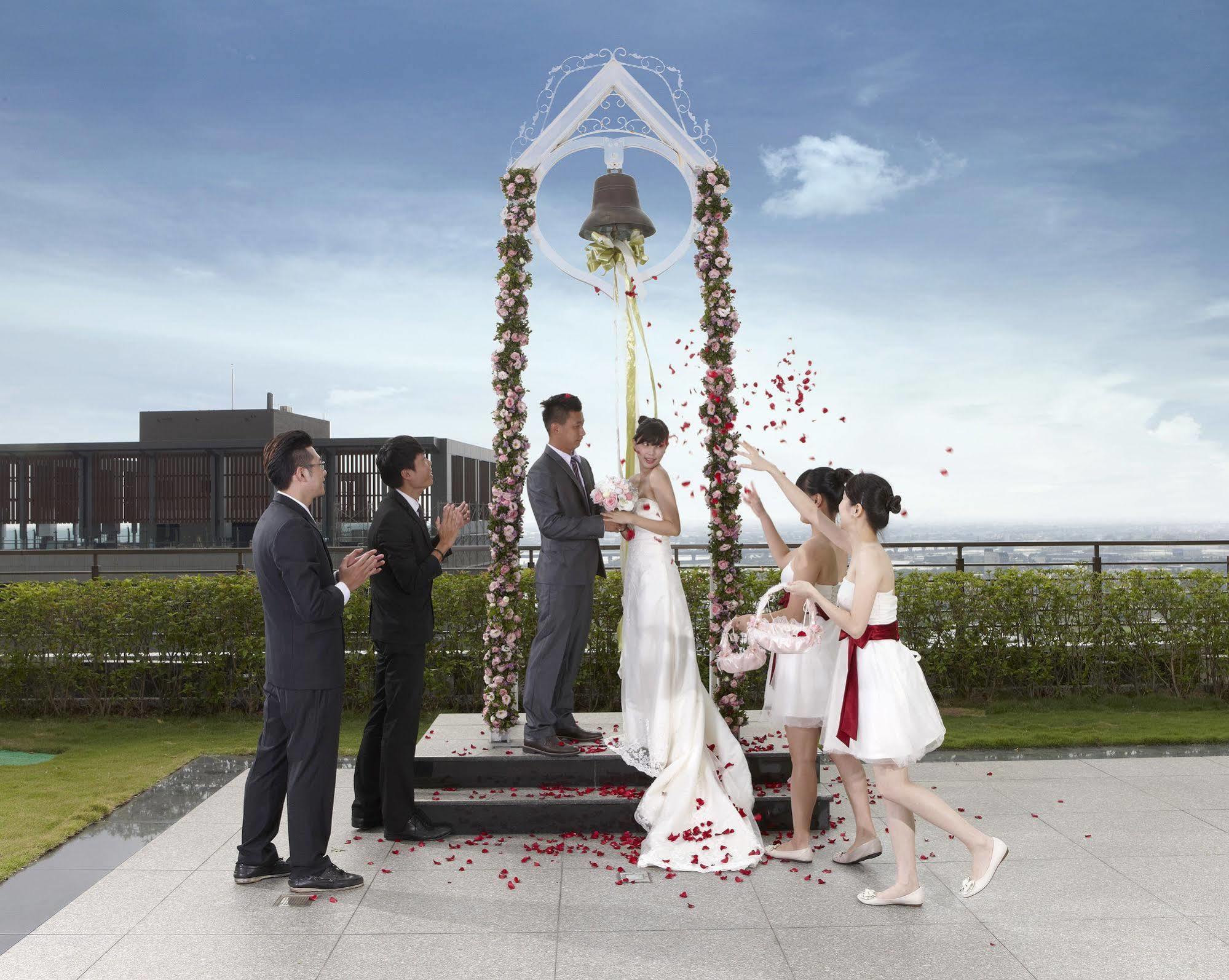 Evergreen Resort Hotel - Jiaosi Tiêu Khê Ngoại thất bức ảnh Wedding at the Sky Chapel